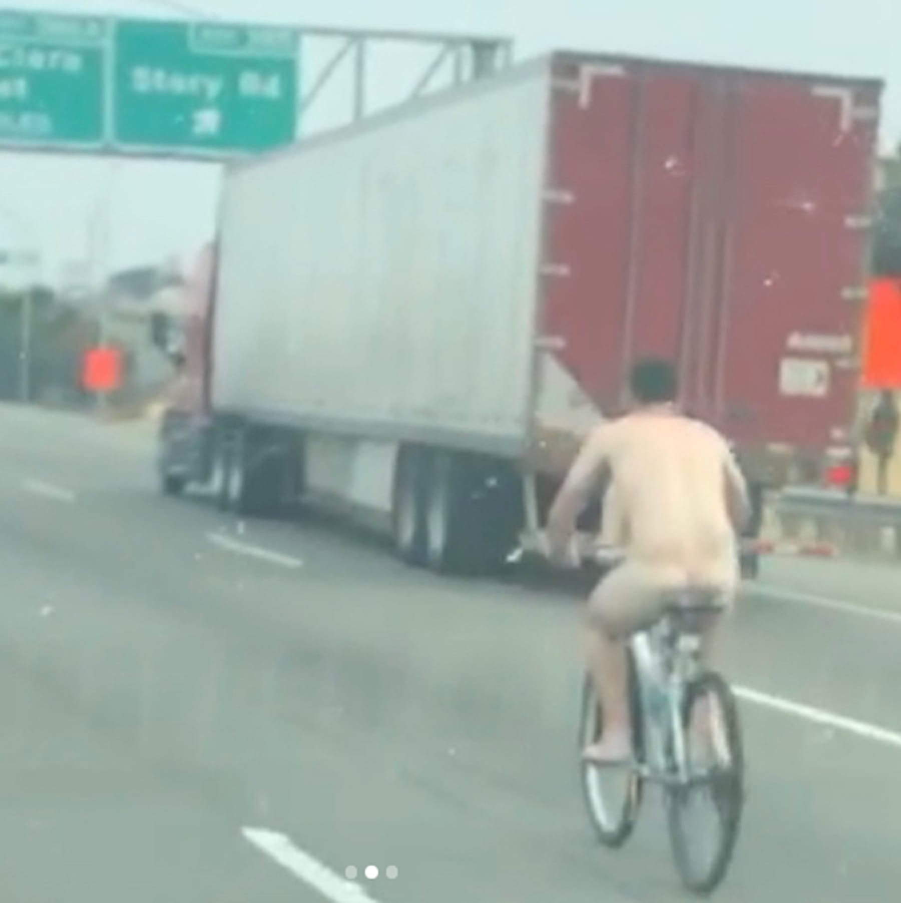 Video sich nackt zeigen auf autobahn