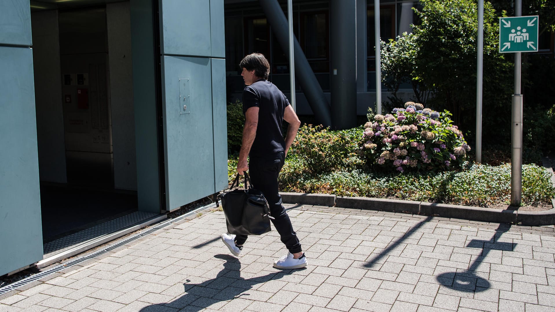 Weiter geht's mit der Analyse: Joachim Löw in Frankfurt vor der DFB-Zentrale.