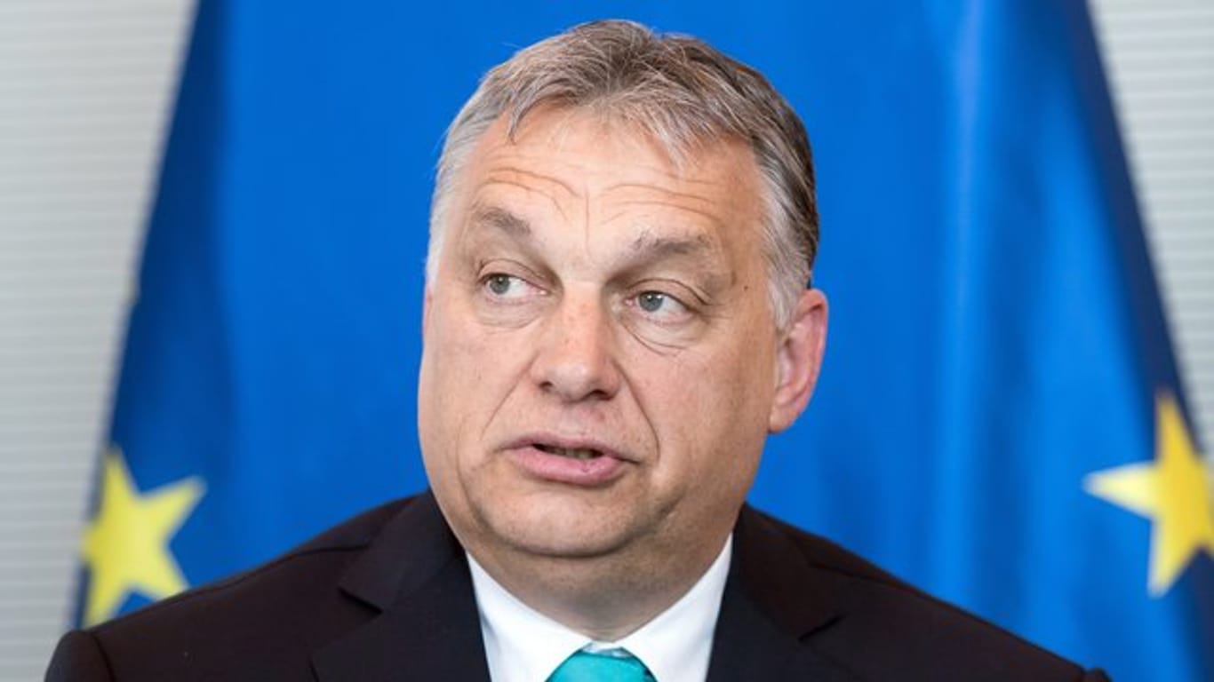"Das jetzt eingeleitete Verfahren bekräftigt, dass Brüssel für Einwanderung ist und die Soros-Organisationen verteidigt", teilte die Fidesz-Partei von Ministerpräsident Viktor Orban mit.