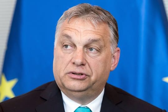 "Das jetzt eingeleitete Verfahren bekräftigt, dass Brüssel für Einwanderung ist und die Soros-Organisationen verteidigt", teilte die Fidesz-Partei von Ministerpräsident Viktor Orban mit.