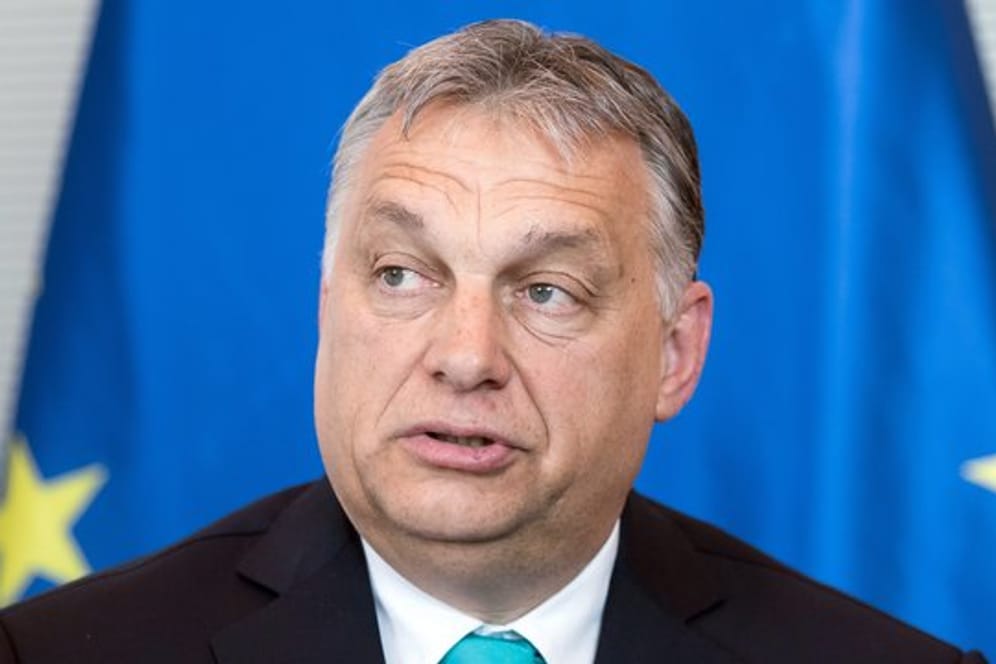 "Das jetzt eingeleitete Verfahren bekräftigt, dass Brüssel für Einwanderung ist und die Soros-Organisationen verteidigt", teilte die Fidesz-Partei von Ministerpräsident Viktor Orban mit.