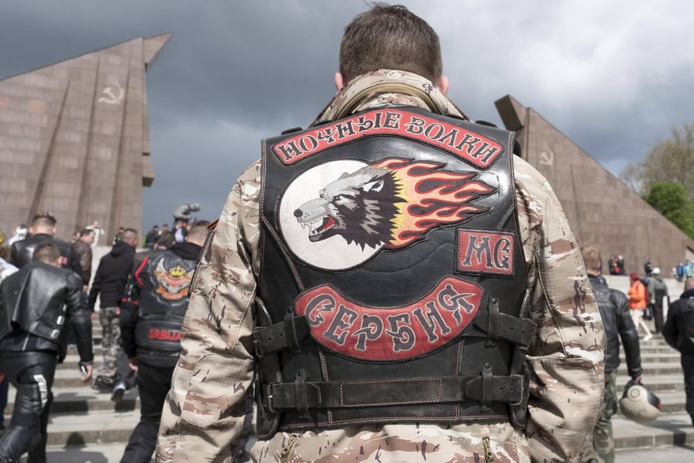 Nachtwölfe am "Tag des Sieges" am Sowjetischen Ehrenmal in Berlin: Die Rockergruppe hat ihr Hauptquartier in Europa in der Slowakei eröffnet.