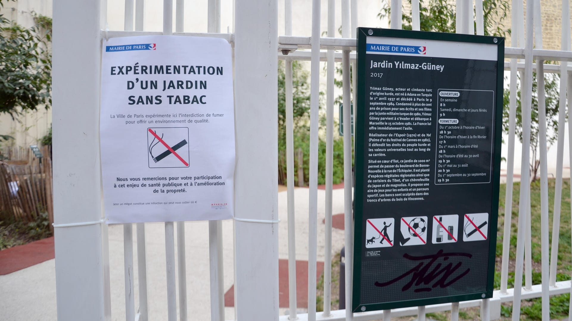 Schild am "Nichtraucher-Park": Zunächst wird das Verbot in sechs Grünanlagen in Paris getestet.