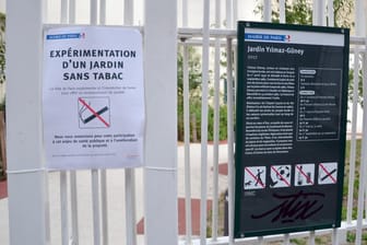 Schild am "Nichtraucher-Park": Zunächst wird das Verbot in sechs Grünanlagen in Paris getestet.