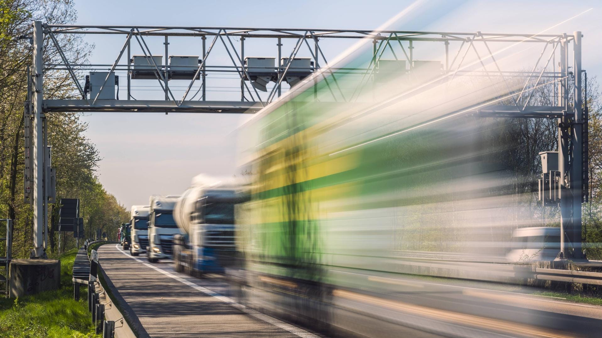 Eine Mautbrücke auf der Autobahn (Symbolbild): Auf der A3 ist eine solche Gitterkonstruktion zusammengebrochen.