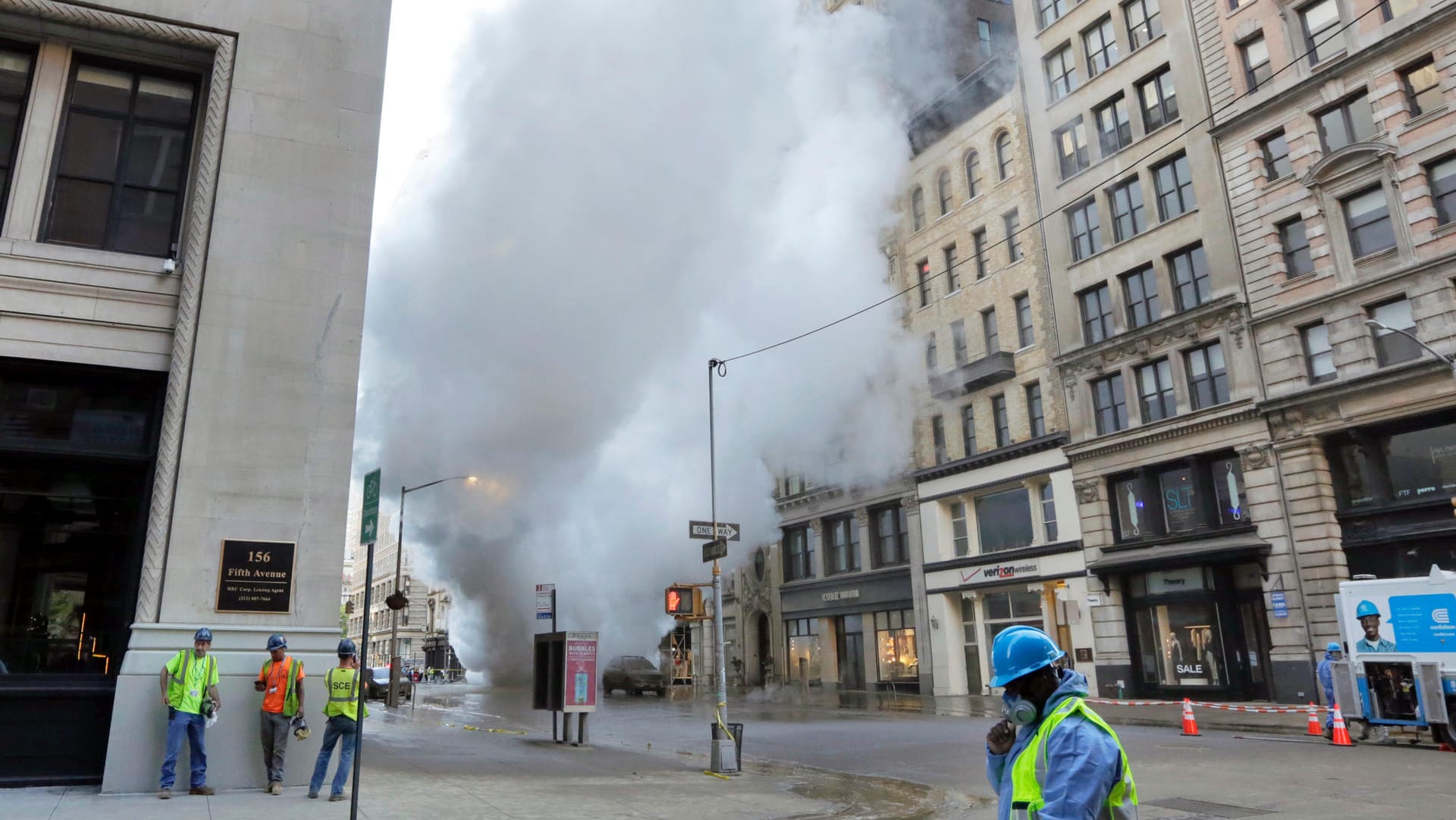 Dampfwolke in Manhattan: Die Dampfleitungen unter New Yorks Straßen gelten teilweise als sehr veraltet und marode. Dampfwolke in Manhattan: Die Dampfleitungen unter New Yorks Straßen gelten teilweise als sehr veraltet und marode.