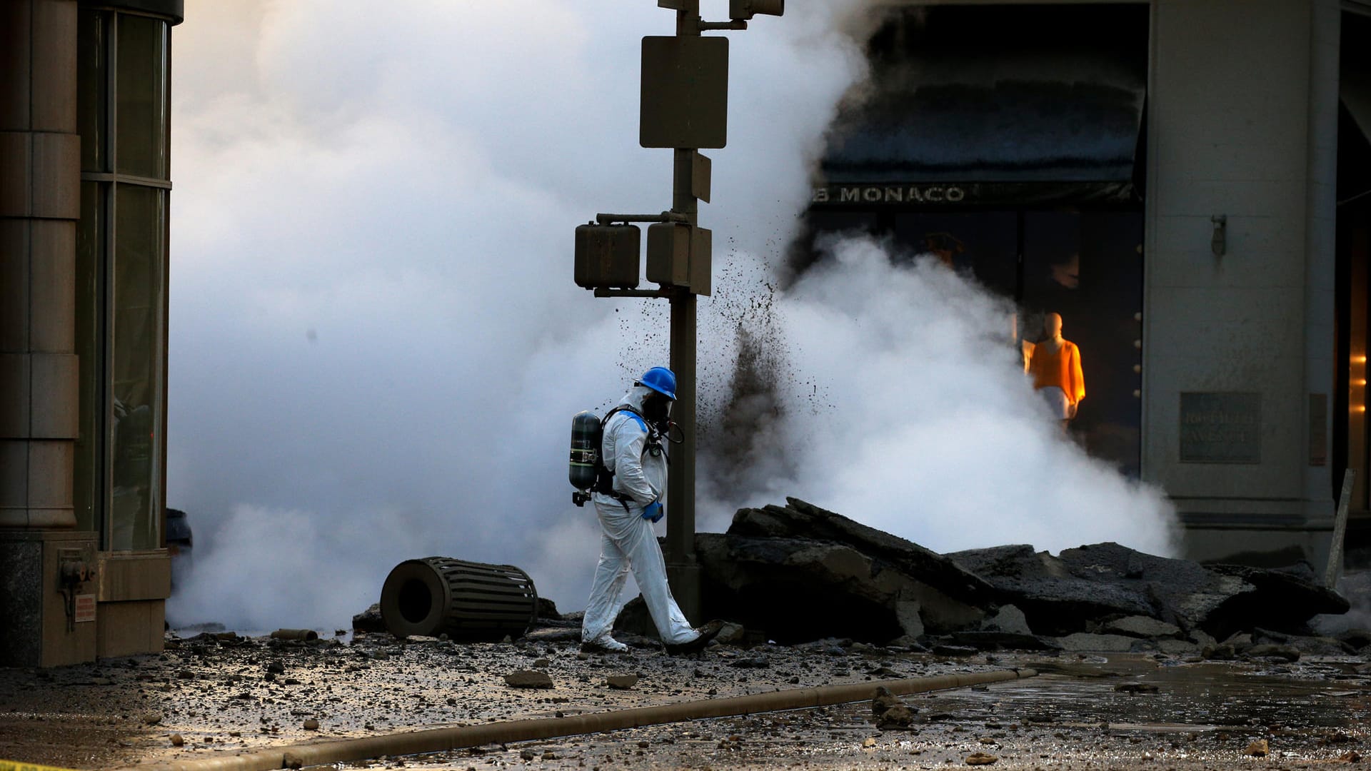 Die Straßenkreuzung musste wegen der Explosion im Berufsverkehr weiträumig abgesperrt werden.