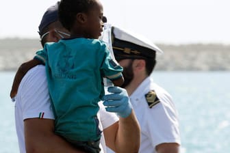 Migranten in Italien: Die neue rechtspopulistische Regierung in Rom untersagt bereits privaten Seenotrettungshelfern, italienische Häfen anzulaufen.