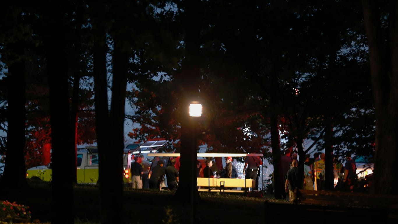 Rettungshelfer am Table Rock Lake in Missouri: Beim Untergang eines Touristenbootes gab es mehrere Tote und Verletzte.