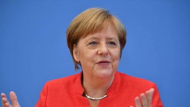 Kanzlerin Merkel äußert sich bei der traditionellen Pressekonferenz vor der Sommerpause zu aktuellen Themen der Innen- und Außenpolitik. Kanzlerin Merkel äußert sich bei der traditionellen Pressekonferenz vor der Sommerpause zu aktuellen Themen der Innen- und Außenpolitik.