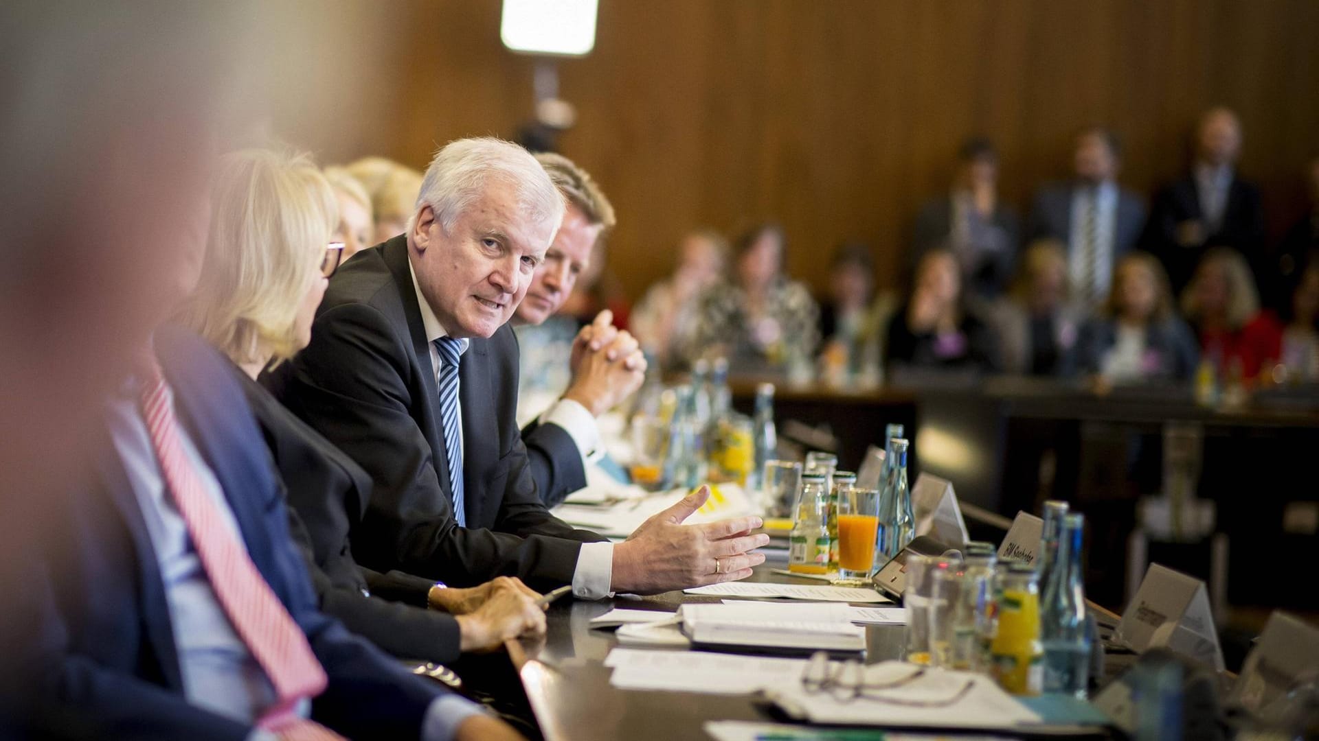 Bundesinnenminister Horst Seehofer: Die Abschiebung eines islamistischen Gefährders bringt die Landesregierung NRW und sein Innenministerium in Erklärungsnot.