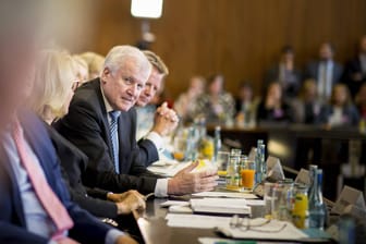 Bundesinnenminister Horst Seehofer: Die Abschiebung eines islamistischen Gefährders bringt die Landesregierung NRW und sein Innenministerium in Erklärungsnot.