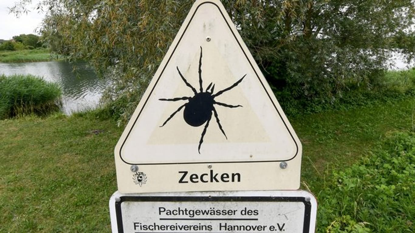 Im niedersächsischen Giften warnt ein Schild vor Zecken in der Nähe eines Angelsees.