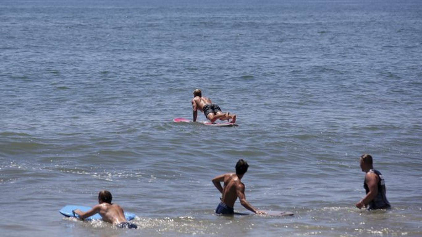 Badegäste am Strand von Fire Island im US-Bundesstaat New York.