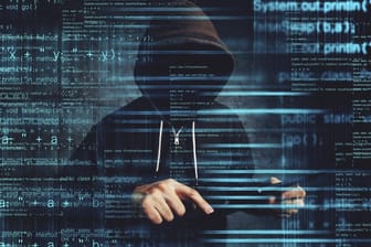 Symbolbild eines Hackerangriffs: Schon lange sprechen US-Geheimdienste von andauernden Angriffen durch russische Geheimdiensteinheiten. Nun wird ein Microsoft-Unternehmenssprecher erstmals konkret.