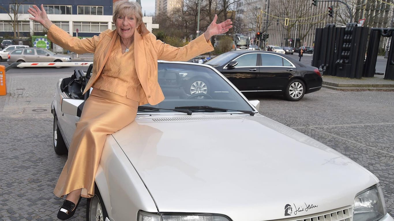 Heidi Hetzer vor ihrem 30 Jahren alten Opel Monza: Die 81-Jährige will bald mit einem Wohnmobil durch Afrika reisen.