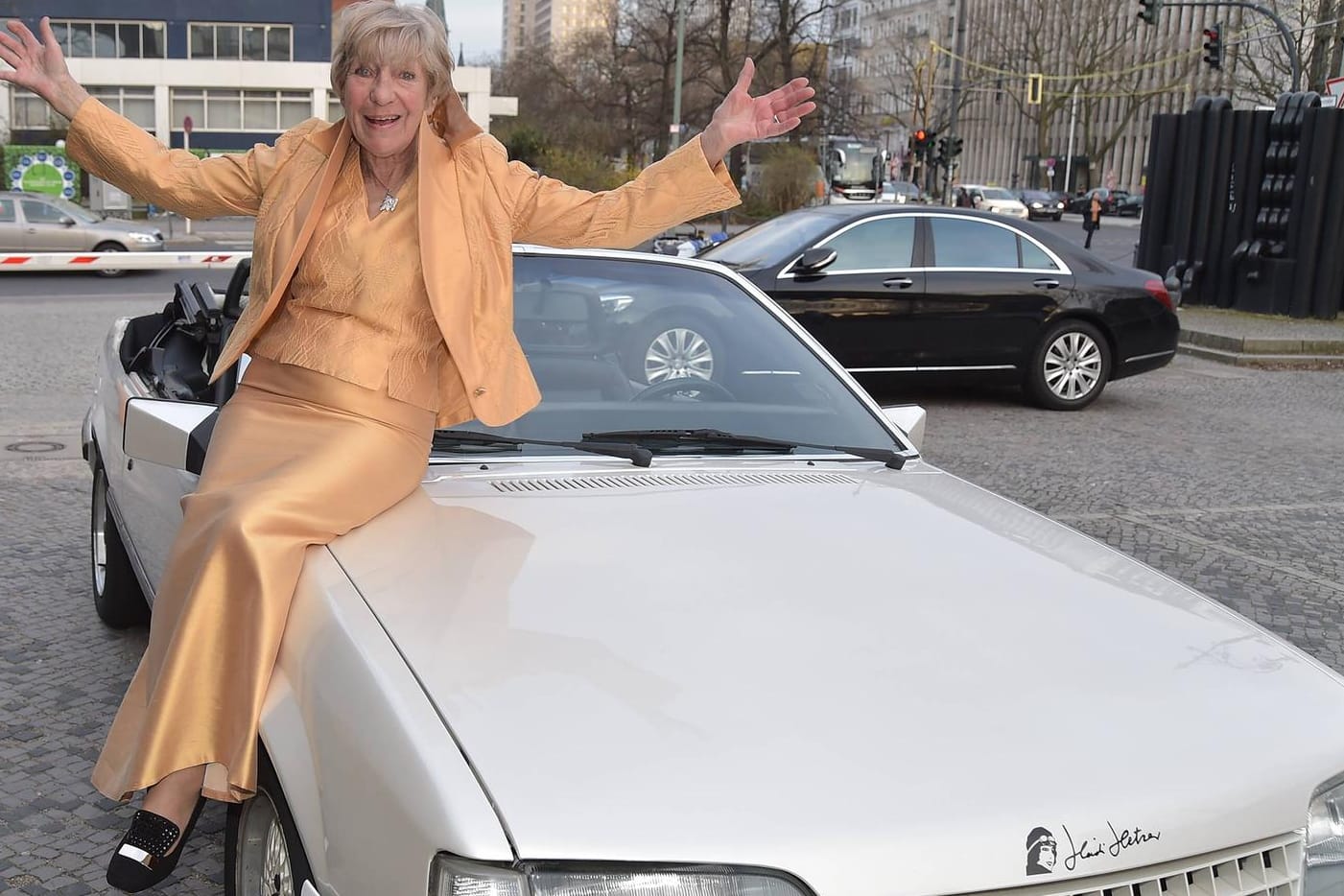 Heidi Hetzer vor ihrem 30 Jahren alten Opel Monza: Die 81-Jährige will bald mit einem Wohnmobil durch Afrika reisen.