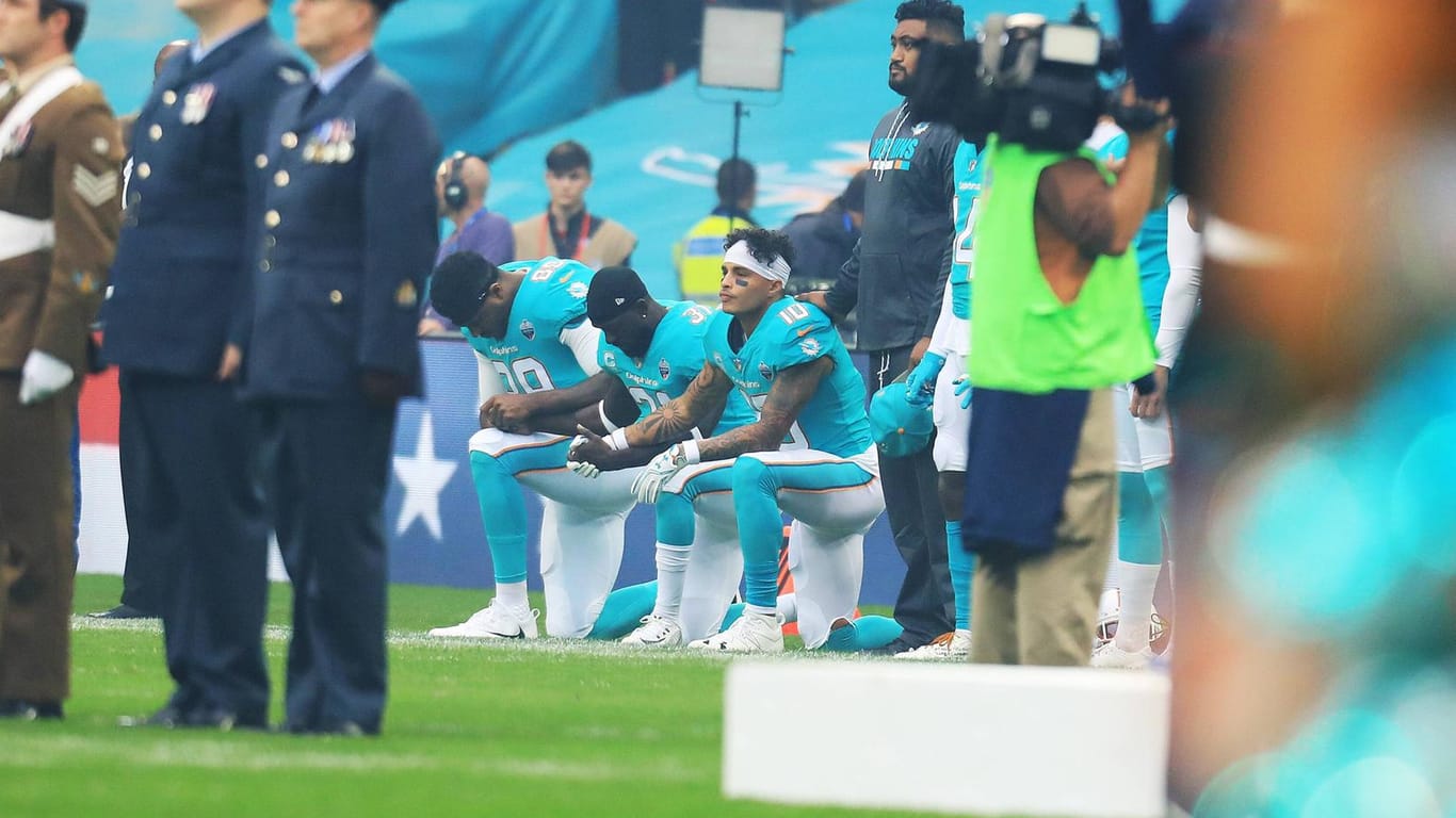 Ein Zeichen gegen Diskriminierung: Spieler der Dolphins gehen während der US-Nationalhymne auf die Knie.