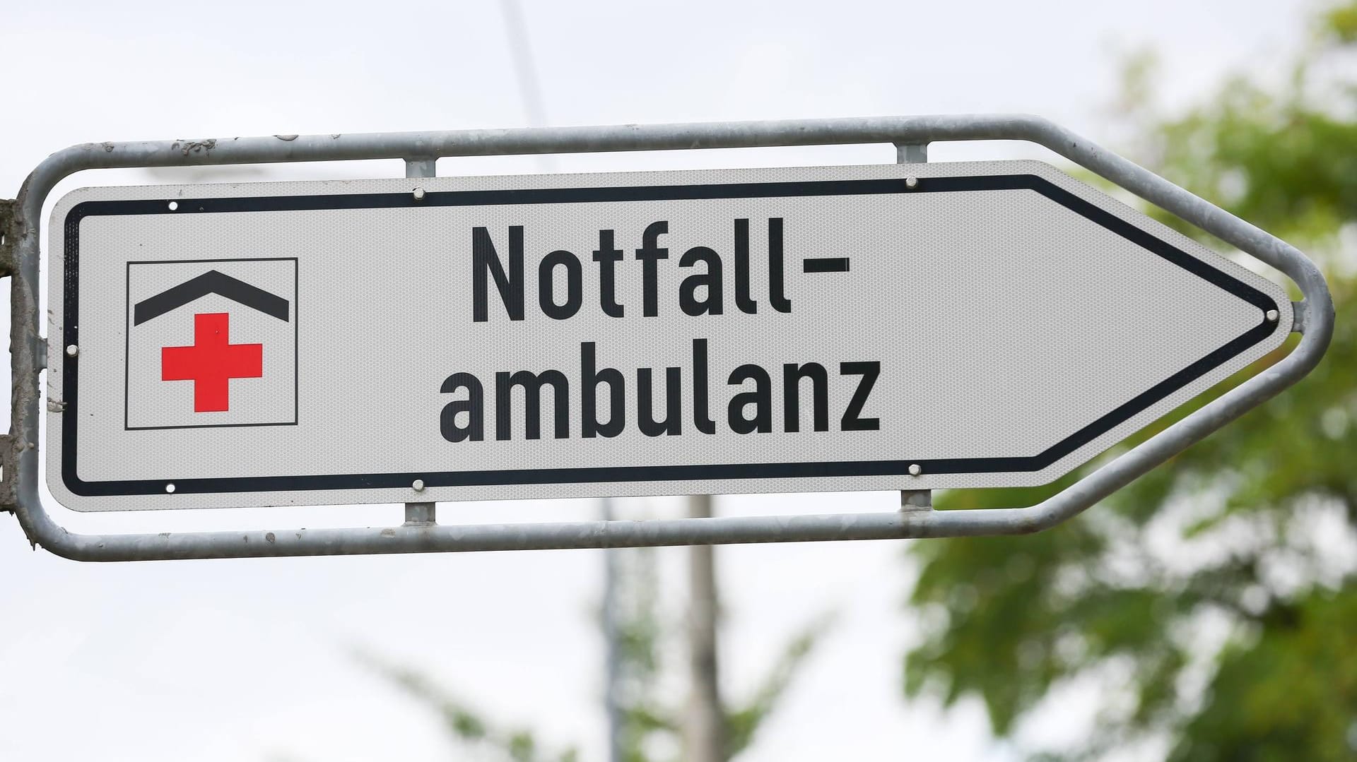 Notfallambulanz: Obwohl ein kleiner Junge schnell aus dem Wasser gerettet werden konnte, ertrank er im Freibad. (Symbolbild) Notfallambulanz: Obwohl ein kleiner Junge schnell aus dem Wasser gerettet werden konnte, ertrank er im Freibad. (Symbolbild)