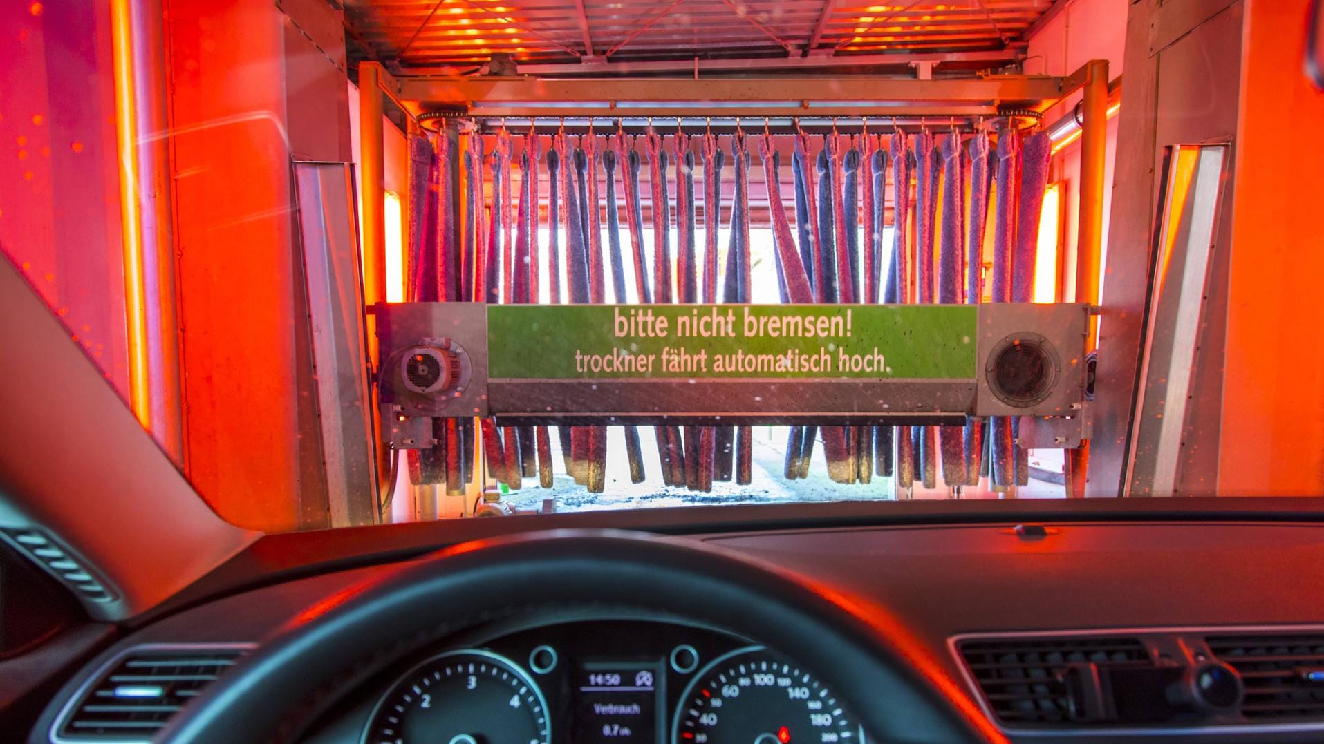 Ein Hinweisschild in einer automatischen Waschanlage: Das Landgericht muss nun prüfen, ob die Wuppertaler Waschanlage seine Kunden ausreichend angewiesen hat. Ein Hinweisschild in einer automatischen Waschanlage: Das Landgericht muss nun prüfen, ob die Wuppertaler Waschanlage seine Kunden ausreichend angewiesen hat.