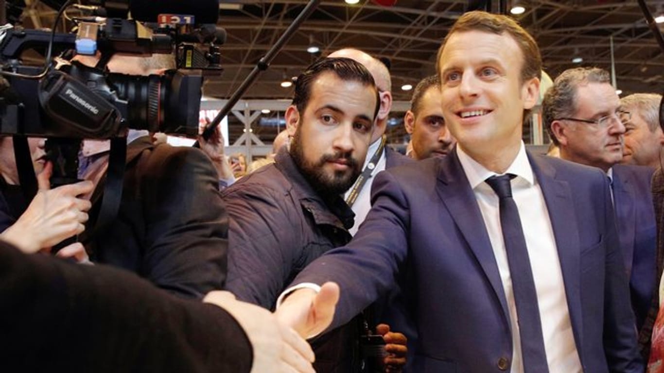Frankreichs Staatspräsident Emmanuel Macron (r) an der Seite seines Sicherheitsmitarbeiters Alexandre Benalla in Paris.