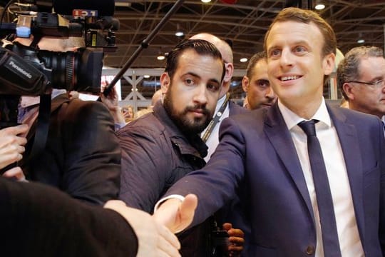 Frankreichs Staatspräsident Emmanuel Macron (r) an der Seite seines Sicherheitsmitarbeiters Alexandre Benalla in Paris.