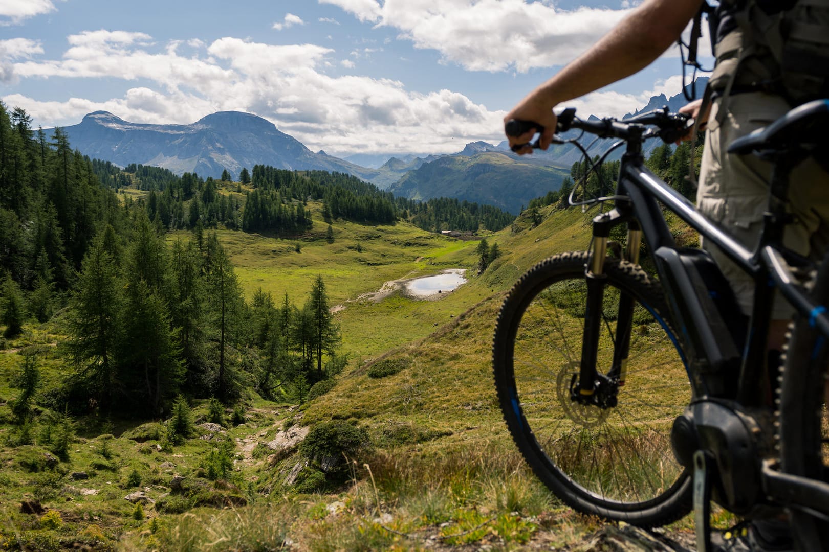Berg-Tour mit dem E-Bike: Gerade im Sommer entlastet der Motor den Fahrer. Aber dem E-Bike selbst bekommt die Hitze nicht gut.
