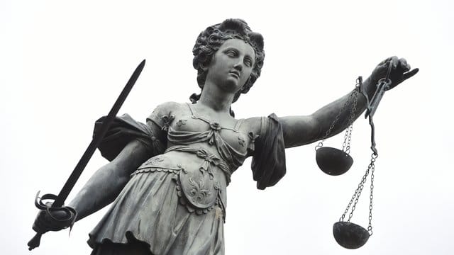 Eine Bronzestatue der Justitia
