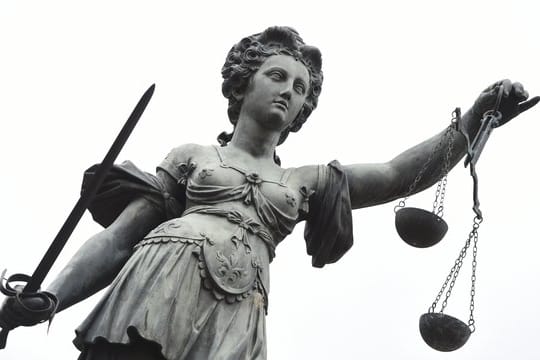 Eine Bronzestatue der Justitia