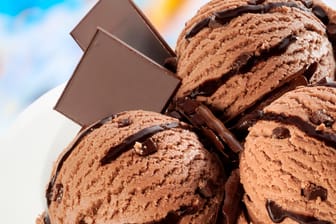 Schokoladeneis: In dem Eis ist unbeabsichtigt das Allergen Haselnuss enthalten.