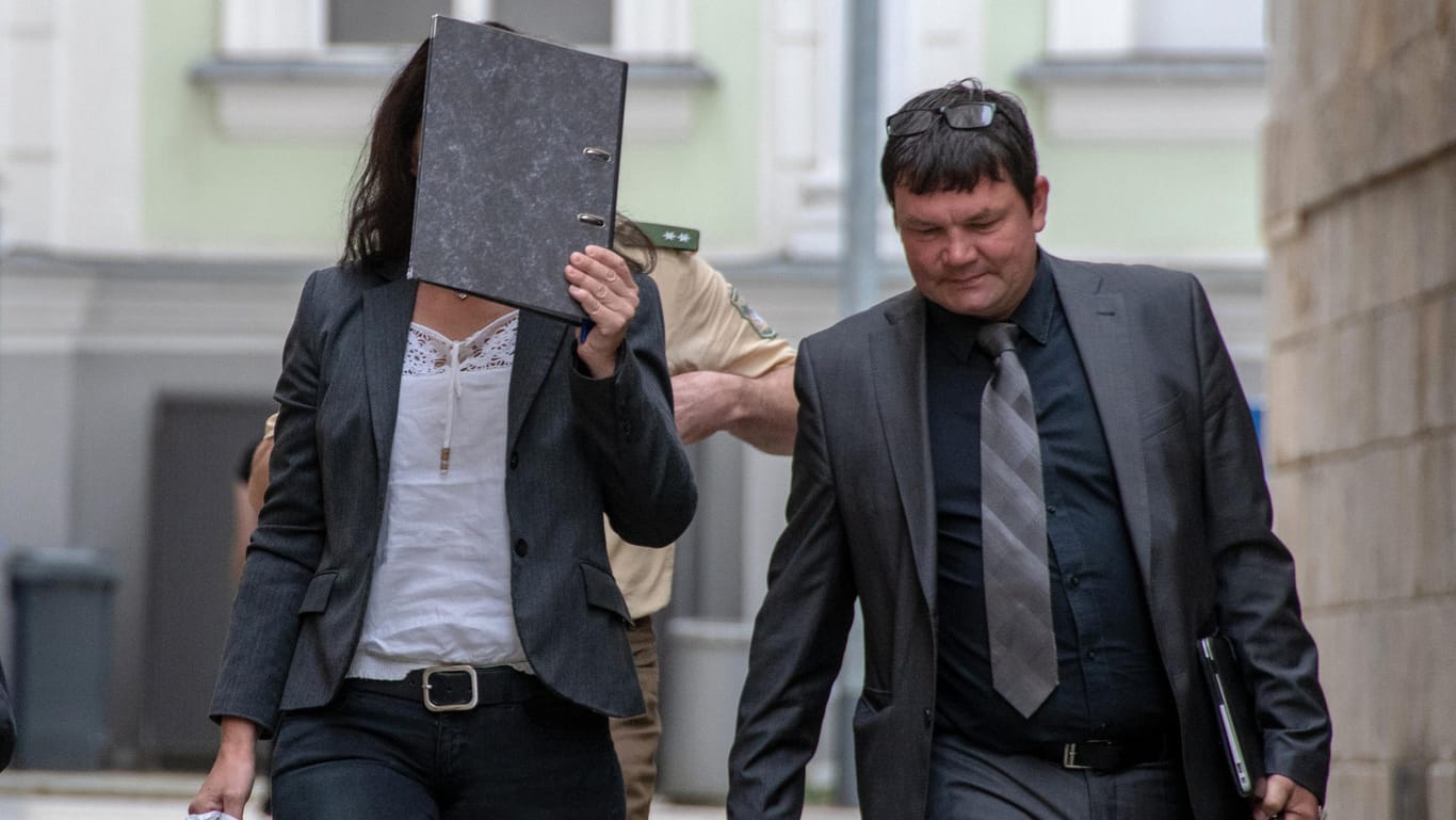 Die Angeklagte (l) neben ihrem Verteidiger: Das Urteil wurde heute im Landgericht Passau gesprochen.
