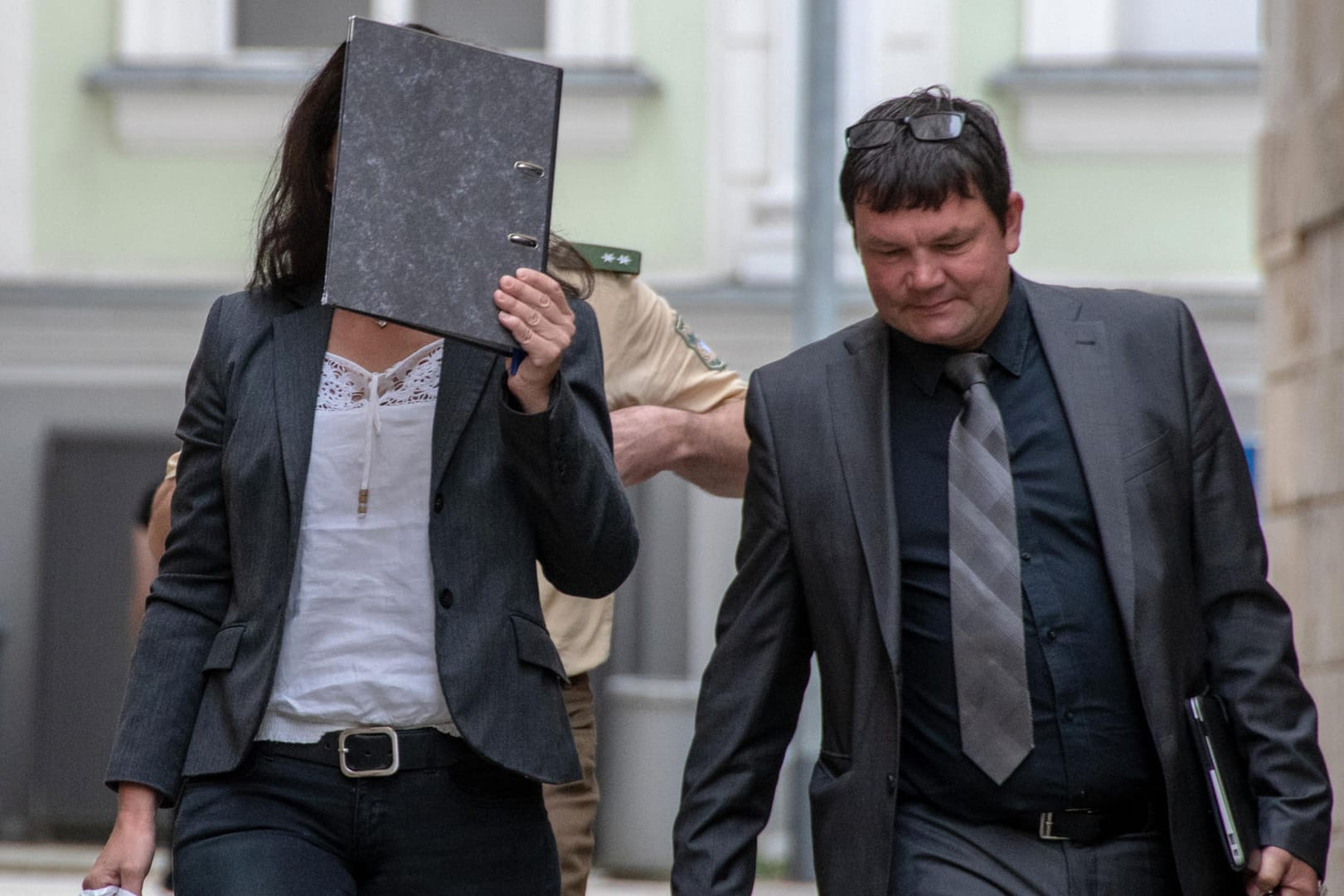 Die Angeklagte (l) neben ihrem Verteidiger: Das Urteil wurde heute im Landgericht Passau gesprochen.