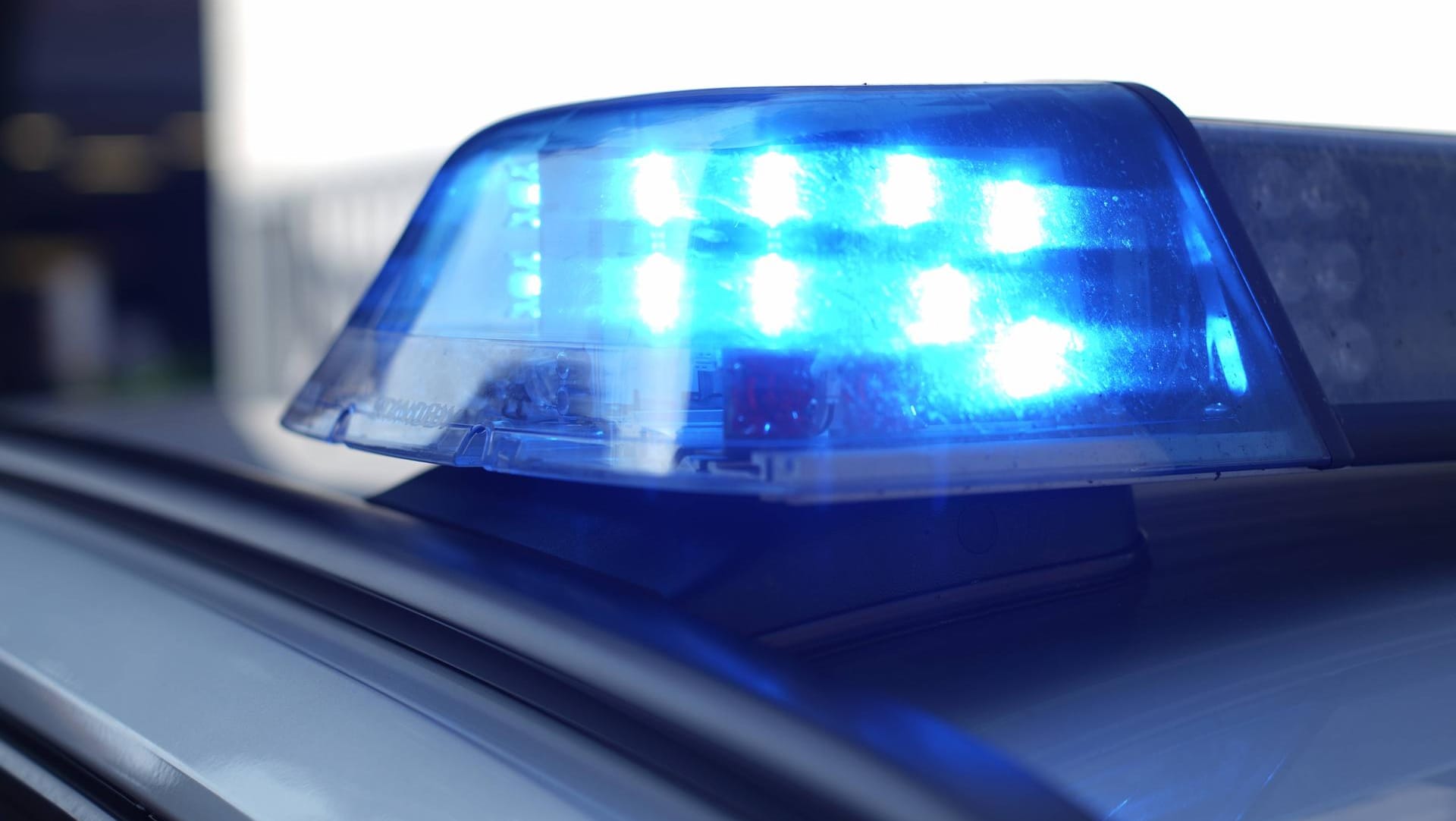 Polizei im Einsatz: Eine Weltkriegsbombe sollte zerstört werden – doch dann explodierte sie auf der Autobahn. (Symbolbild)