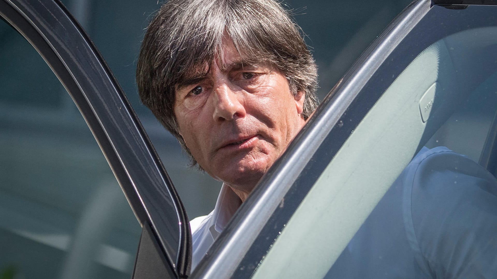 Abfahrt: Joachim Löw steigt vor der DFB-Zentrale in sein Auto.