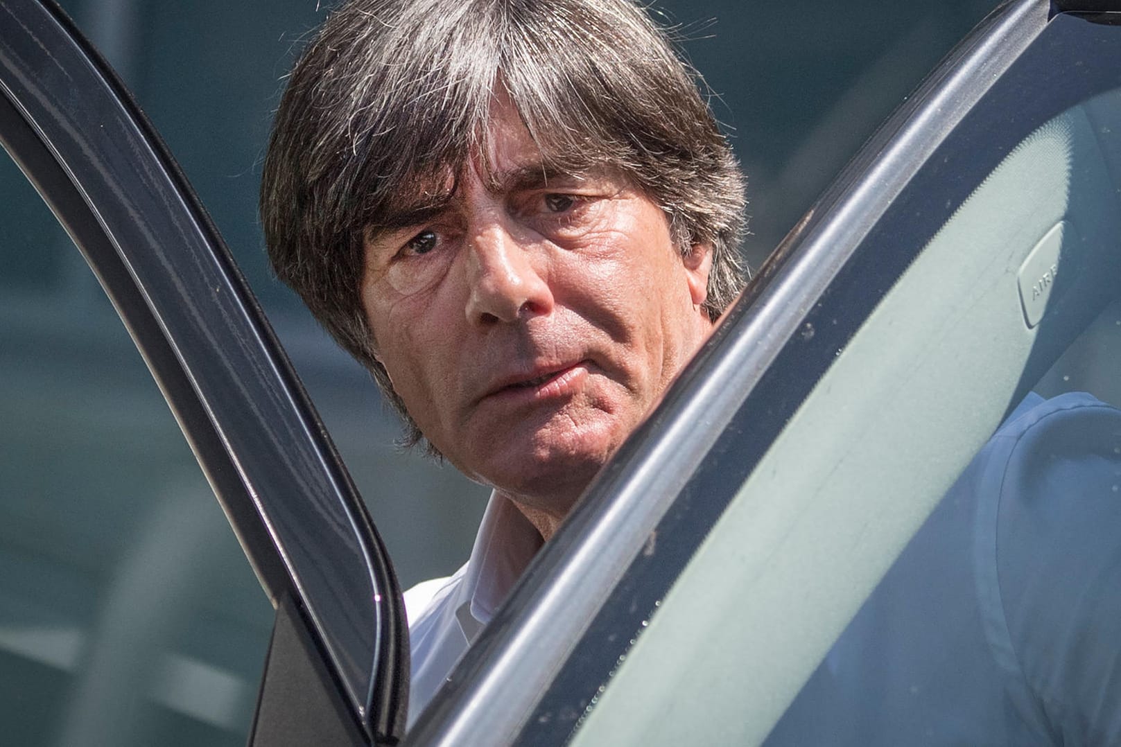 Abfahrt: Joachim Löw steigt vor der DFB-Zentrale in sein Auto.