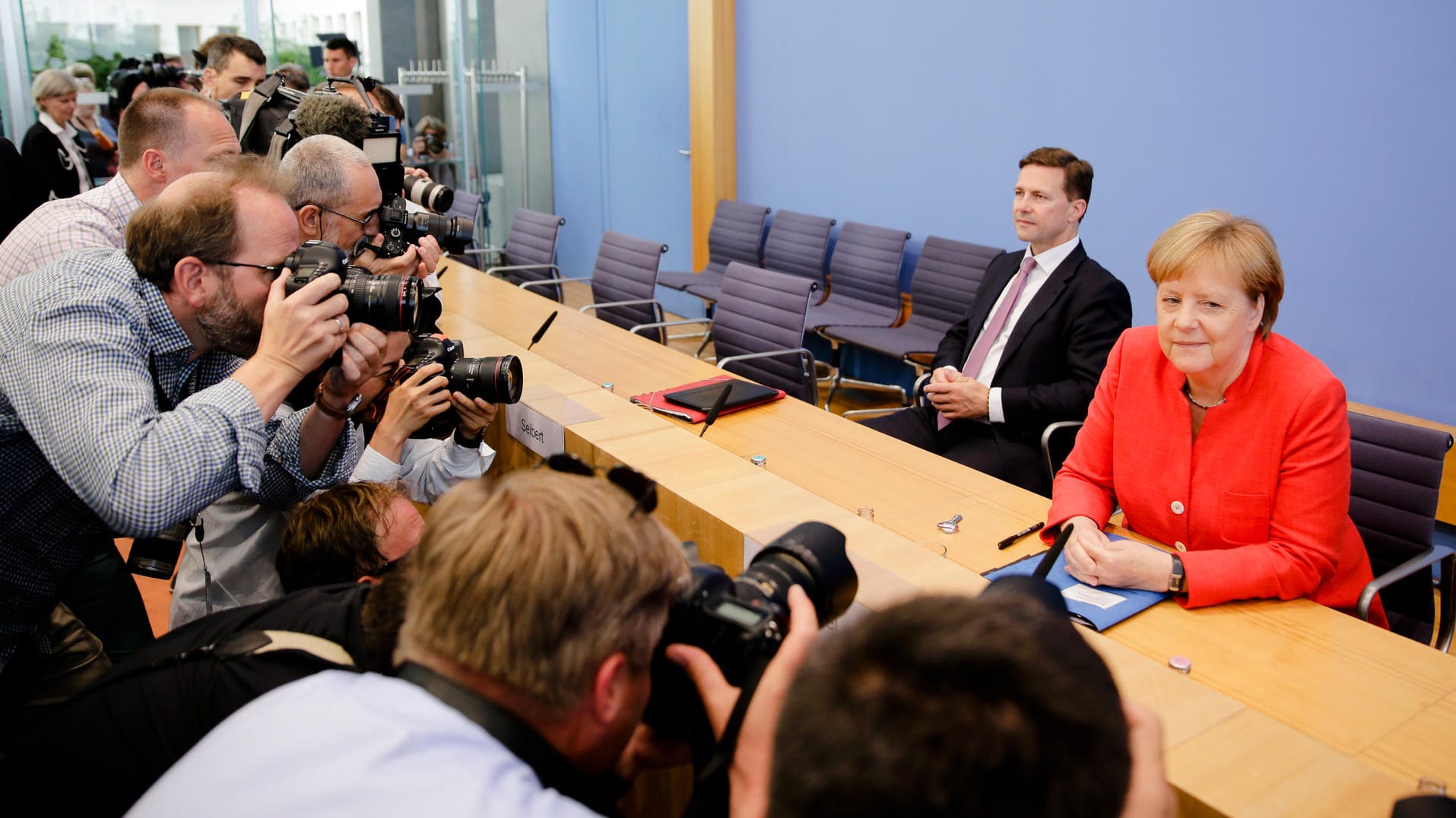 Merkel vor der Pressekonferenz, umgeben von Fotografen: Das Interesse war enorm.