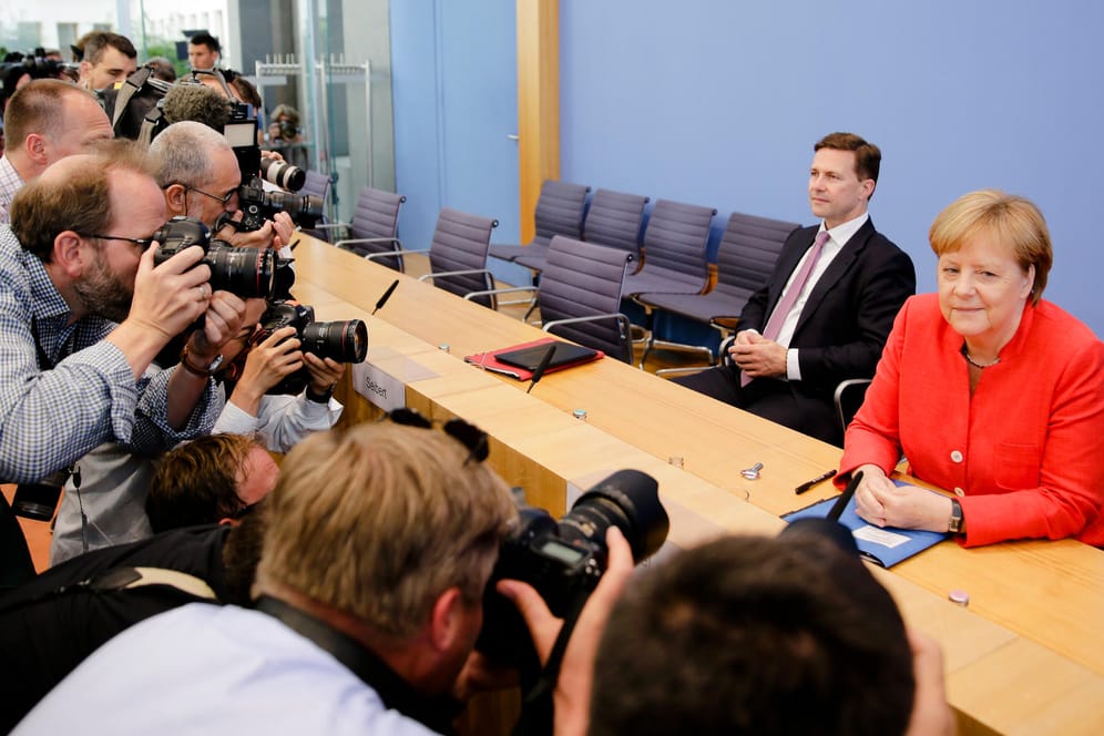 Merkel vor der Pressekonferenz, umgeben von Fotografen: Das Interesse war enorm.