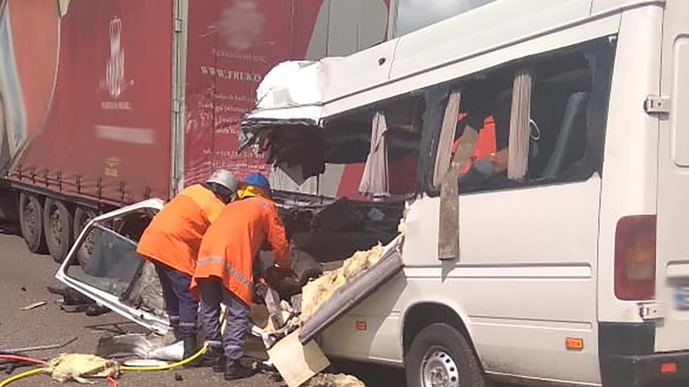 Kollision von Bus und Lkw: Bei dem Unfall starben mindestens zehn Menschen.