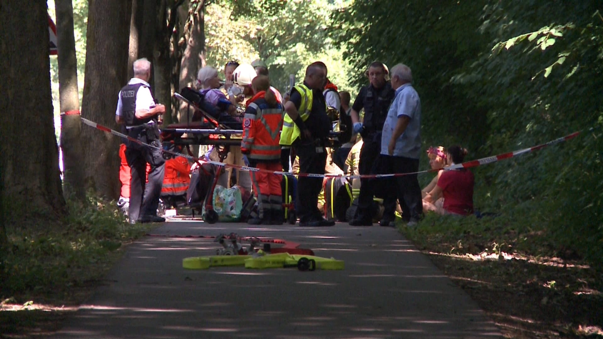 Rettungskräfte in Lübeck: Helfer versorgen nach der Attacke in einem Bus eine Verletzte.