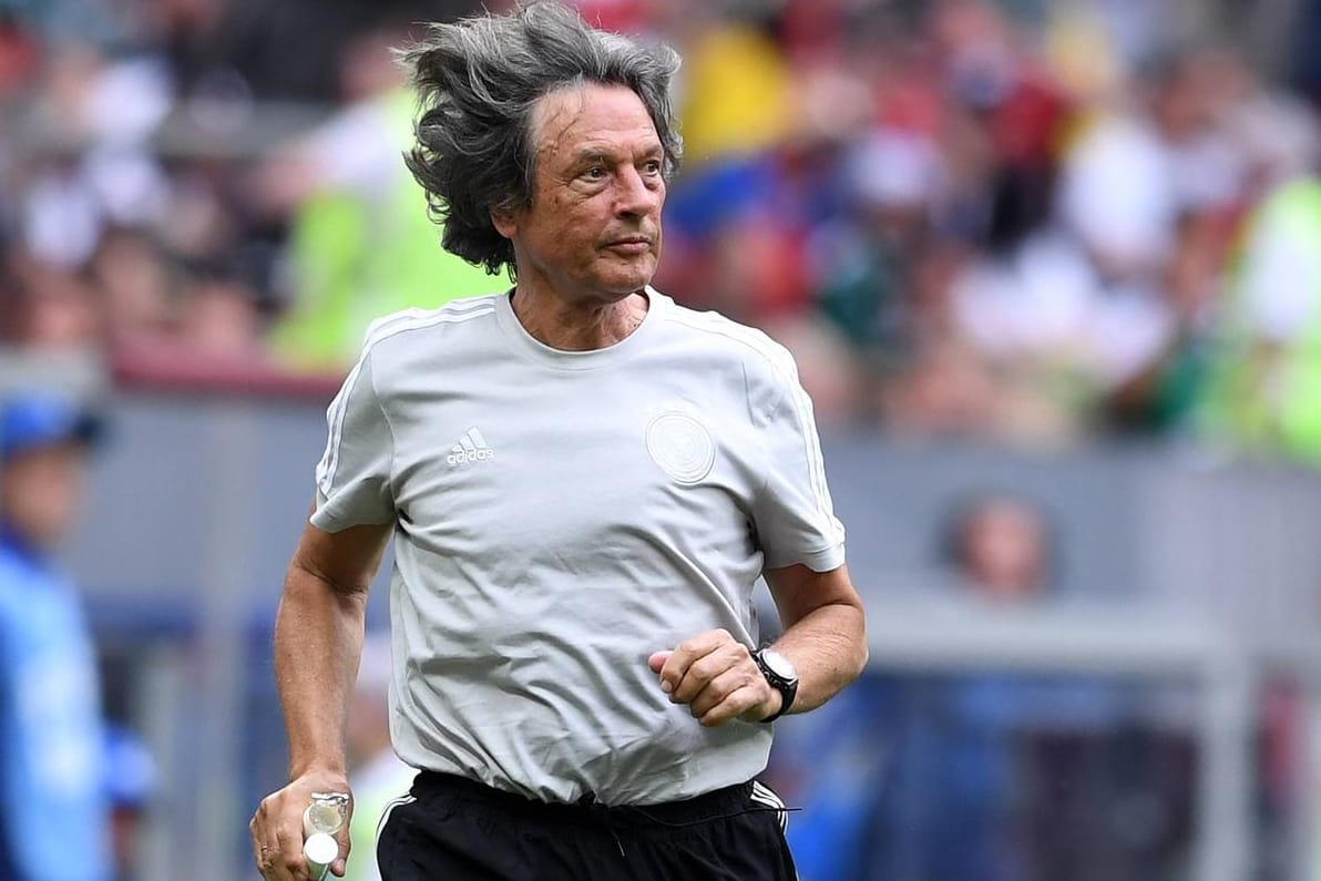 Legende: DFB-Arzt Hans-Wilhelm Müller-Wohlfahrt.