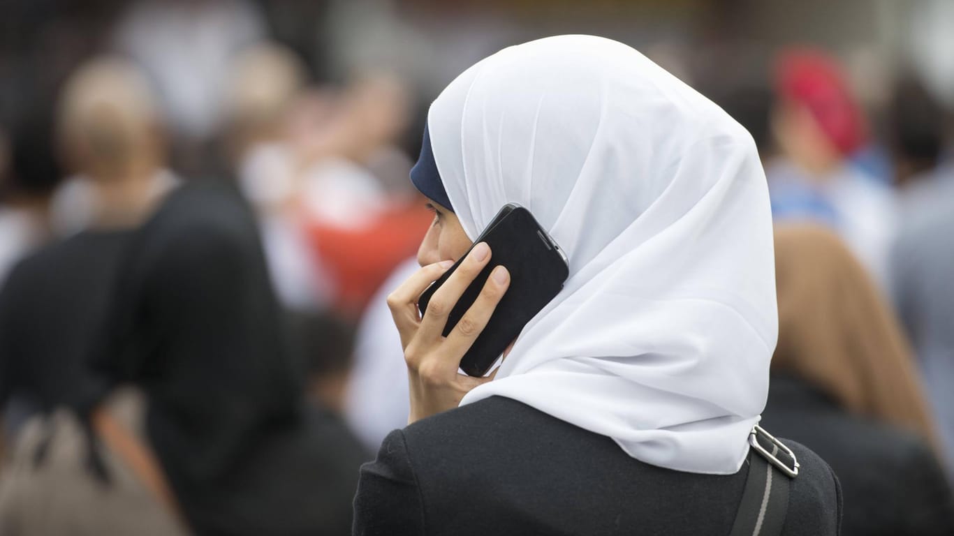 Muslima mit Kopftuch: Muslime können machen, was sie wollen, sie bleiben Staatsfeinde.