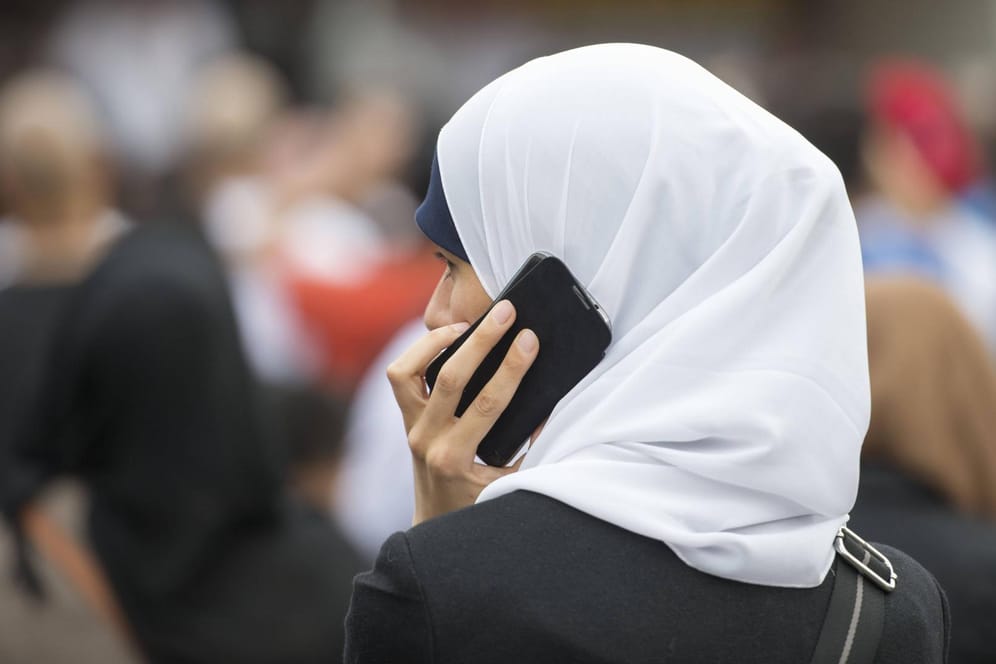 Muslima mit Kopftuch: Muslime können machen, was sie wollen, sie bleiben Staatsfeinde.