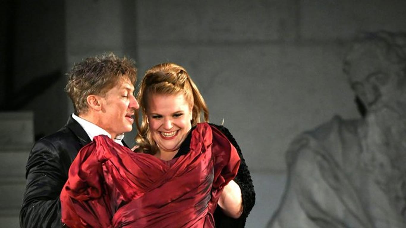 Stefanie Reinsperger in der Rolle der "Buhlschaft" und Tobias Moretti als "Jedermann" bei der Fotoprobe in Salzburg.