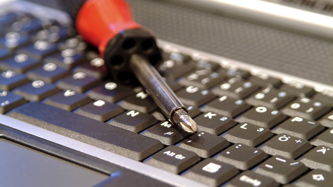 Ein Schraubenzieher auf einer Tastatur: Datensicherung bei SSD-Festplatten ist ein wichtiges Thema (Symbolbild).