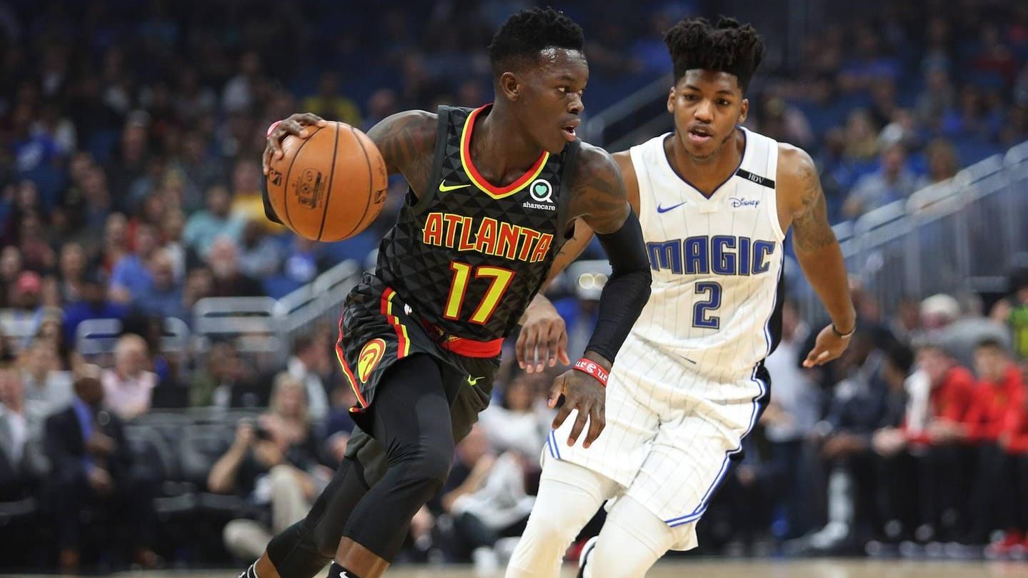 Schröder (li.) im Trikot der Hawks gegen Elfrid Payton von den Orlando Magic in der Saison 2017/18.