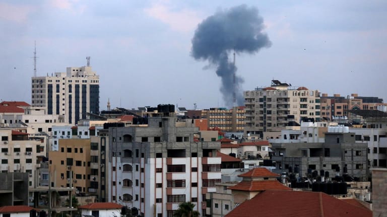 Nach Luftangriffen steigt Rauch über Gaza auf: Als Antwort auf Schüsse militanter Palästinenser auf israelische Soldaten hat Israel Ziele in Gaza bombardiert.