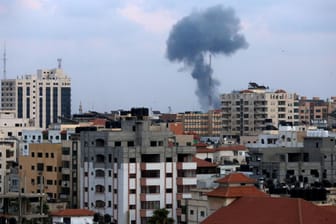 Nach Luftangriffen steigt Rauch über Gaza auf: Als Antwort auf Schüsse militanter Palästinenser auf israelische Soldaten hat Israel Ziele in Gaza bombardiert.