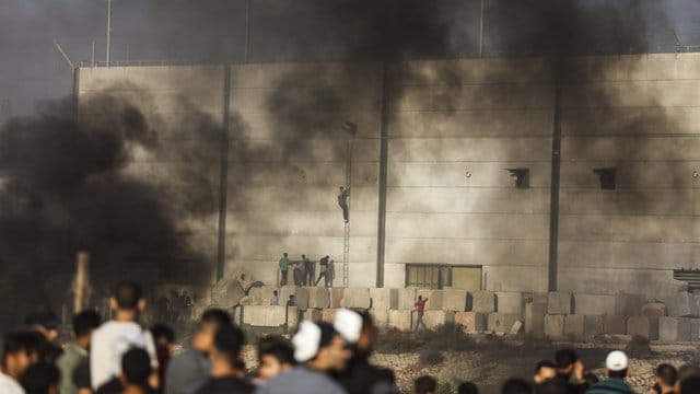 Palästinensische Demonstranten bei Auseinadersetzungen mit israelischen Soldaten an der Grenze zu Israel. Palästinensische Demonstranten bei Auseinadersetzungen mit israelischen Soldaten an der Grenze zu Israel.