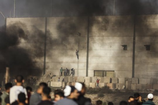 Palästinensische Demonstranten bei Auseinadersetzungen mit israelischen Soldaten an der Grenze zu Israel.