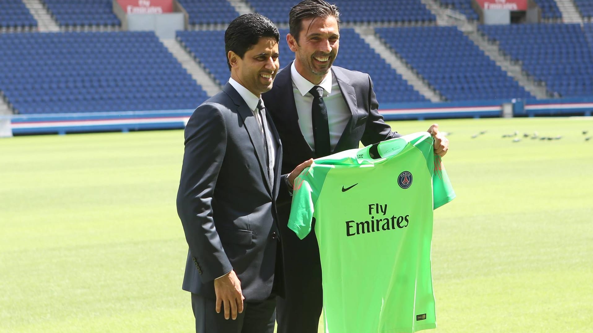 Buffon (r.) mit PSG-Boss Nasser Al Khelaifi bei der Vorstellung in Paris.